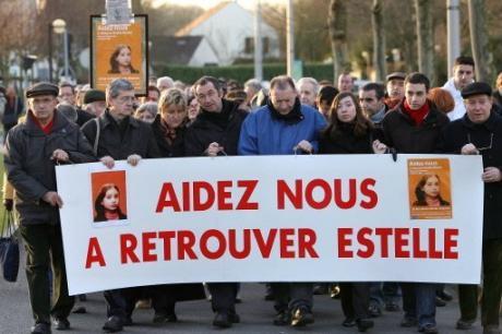 Eric Mouzin (4eG), le père d'Estelle Mouzin (représentée sur la banderole), participe à la marche organisée dans cette ville, le 12 janvier 2008, à l'occasion du cinquième anniversaire de la disparition.
